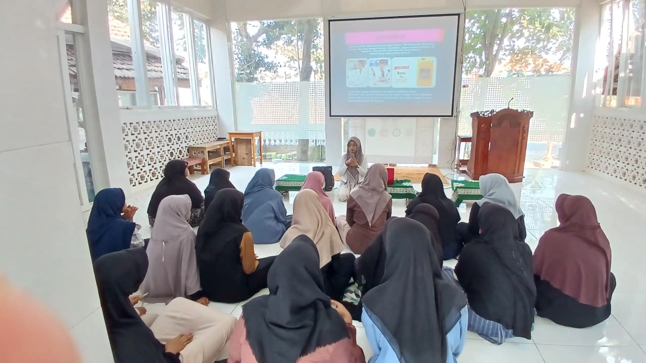 Tingkatkan Kesadaran Sejak Dini, Santri Putri MTs dan MA PPTQ Ahmad Dahlan Caruban Ikuti Sosialisasi Kanker Serviks